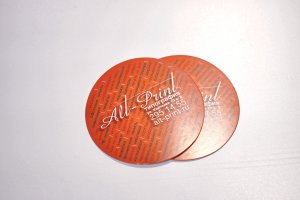 вырубка круглых медалей диаметром 8 см из плотной бумаги